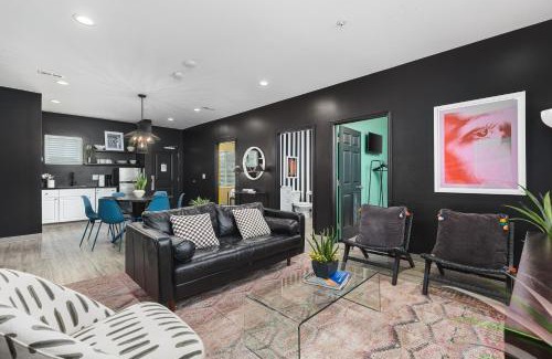 Maxwell Apartment | 8 Beds 4 Bedroom WALK to restaurants, bars and coffee