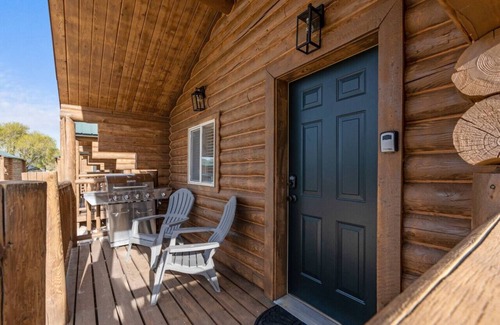 St. Charles Cabin | #8 Bigfoot Cabin! Newly Remodeled! AC!