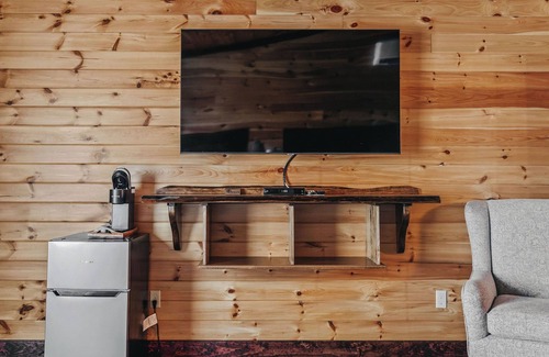 Tully Cabin | 8 Boutique Suites, Perfect for Groups & Events
