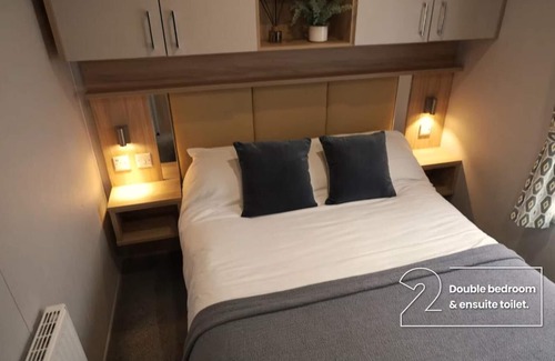 Bowness-on-Windermere Cabin | 8 Guests - 3 Bedrooms - Pet Friendly - Lakeview