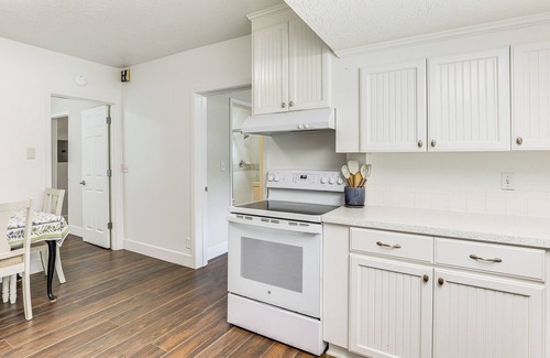 Carver Cottage | 8 Mi to Columbia River Gorge: Cottage w/Deck!