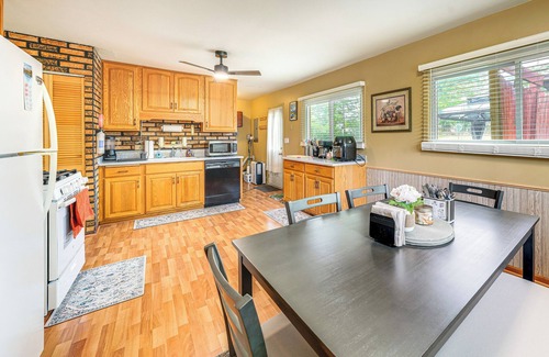 Streamwood House | 8 Mi to Nature Center: Streamwood Gem w/Yard!