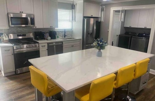 Read Boulevard East House | 8 miles from French Quarter.