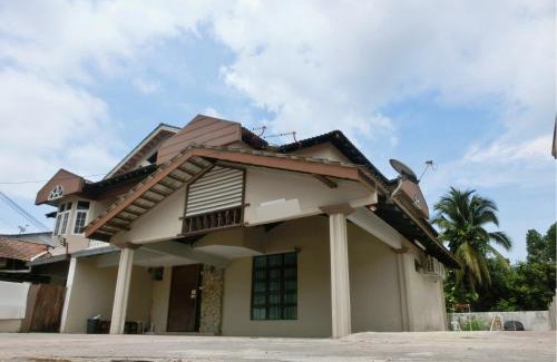 Taman Aman House | 8 mins driving to TC Beach at Holiday Guest House