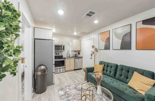 Old East Dallas Apartment | 8 minutes to DT | 1/1 w/Parking (204)