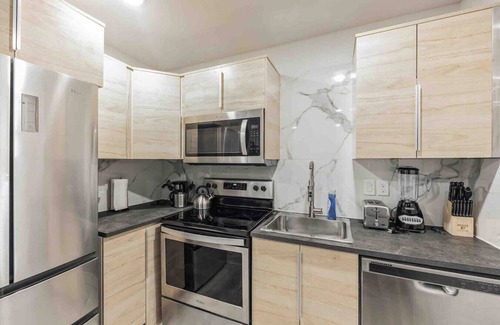 Old East Dallas Apartment | 8 minutes to DT | 1/1 w/Parking (204)