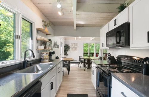 West Dover Ski Chalet | 8 minutes to Mount Snow, Dog Friendly, Fire Pit, Hot Tub, Game Room, Private