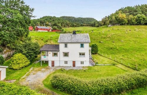 Halsa Municipality House | 8 person holiday home in VÅGLAND-By Traum