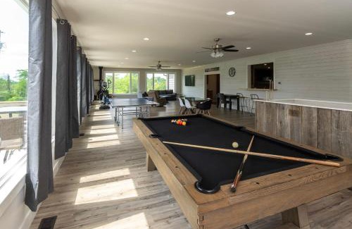 Rutland House | 80 Acre Retreat with Pool - Minutes to Ark - Sleeps 15