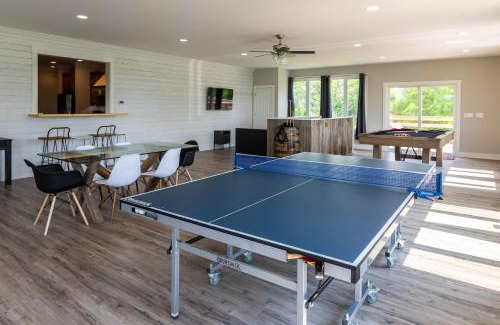 Rutland House | 80 Acre Retreat with Pool - Minutes to Ark - Sleeps 15