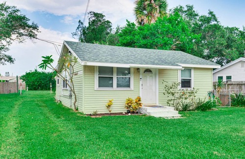 Merritt Island Cottage | 83 m² Cabin ∙ 2 bedrooms ∙ 6 guests