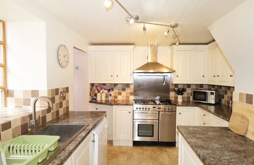 Cullen Cottage | 83 SEATOWN, pet friendly, character holiday cottage in Cullen