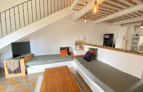 Althen-des-Paluds Apartment | 84B6 - Loft in charming 18th century farmhouse