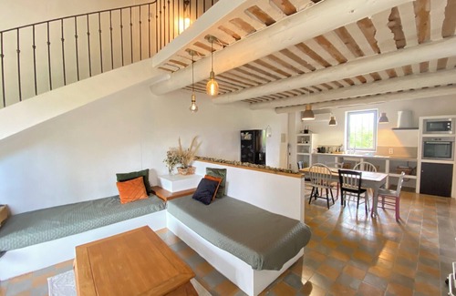 Althen-des-Paluds Apartment | 84B6 - Loft in charming 18th century farmhouse