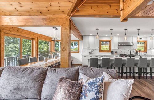 Waterfront Greens House | 8BR Water View | Hot Tub 6 acres