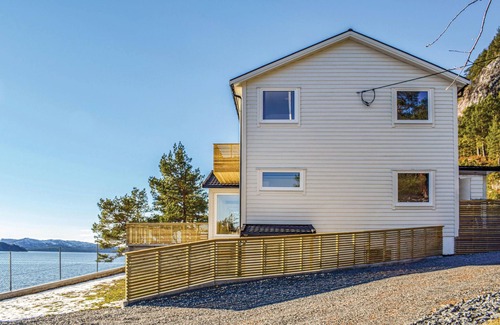 Flora House | 9 bedroom nice home in Florø