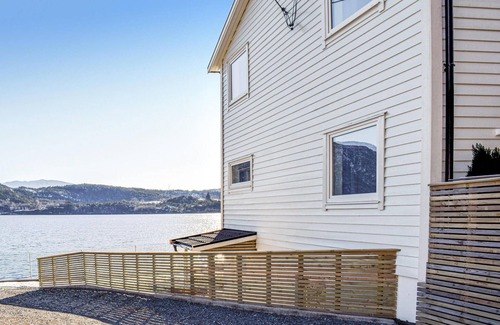 Flora House | 9 bedroom nice home in Florø