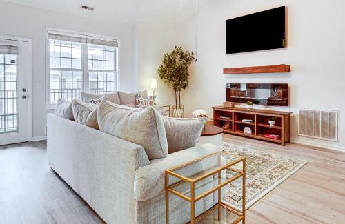 Fayetteville Apartment | 9 Mi to Dtwn Fayetteville Condo with Pool Access!
