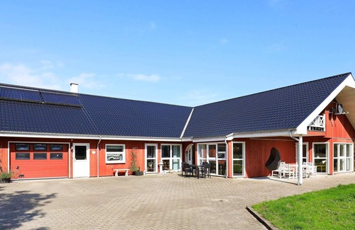 Lyngsa House | 9 person holiday home in Sæby