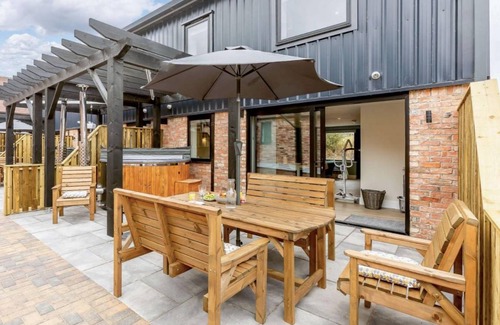 Moreton Valence Cottage | 90 m² Cabin ∙ 3 bedrooms ∙ 6 guests