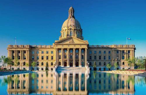 North Central Edmonton Apartment | 900 m² Apartment ∙ 2 bedrooms ∙ 6 guests