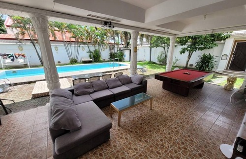 Angeles City Villa | 900 m² Villa ∙ 8 bedrooms ∙ 30 guests