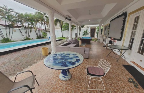 Angeles City Villa | 900 m² Villa ∙ 8 bedrooms ∙ 30 guests