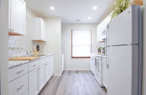 Oread Apartment | 926 Tennessee #4 · [4] Charming Lawrence Apt home Steps from Mass St!