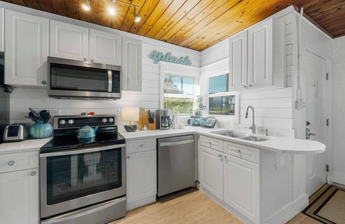 Laguna Beach Estates House | $97/Night Now thru Oct 4th~ Quiet Laguna Beach! Directly Across Street-30' to Perfect Beach Access #83