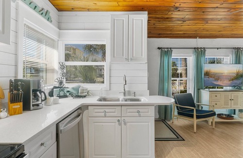 Laguna Beach Estates House | $97/Night Now thru Oct 4th~ Quiet Laguna Beach! Directly Across Street-30' to Perfect Beach Access #83