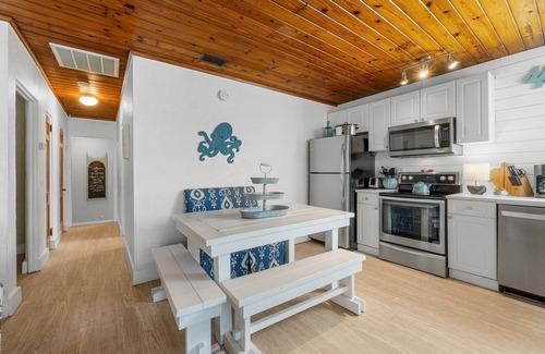 Laguna Beach Estates House | $97/Night Now thru Oct 4th~ Quiet Laguna Beach! Directly Across Street-30' to Perfect Beach Access #83