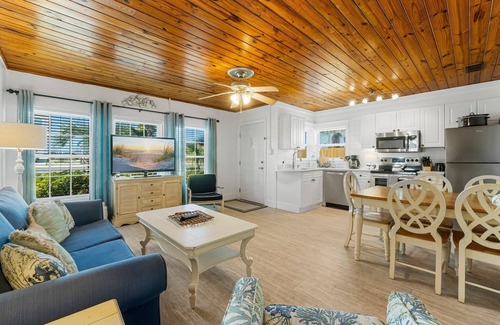 Laguna Beach Estates House | $98/Night Now thru 19th!~ Quiet Laguna Beach ~Directly Across Street-30ft from Perfect Beach Access #83