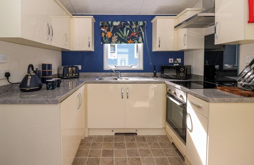 Felinfach Cottage | 98 THE HERON, pet friendly, with a garden in New Quay