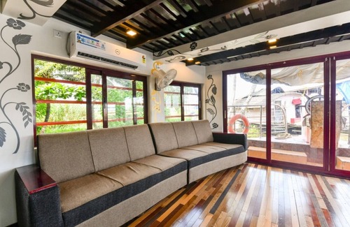 Aryad South Boat Rental | 9bedroom private houseboat or 9bedroom suite