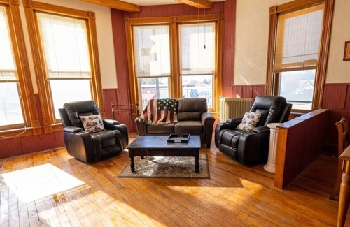 Oregon Apartment | A 3-bedroom 2nd floor atop local bar/restaurant.