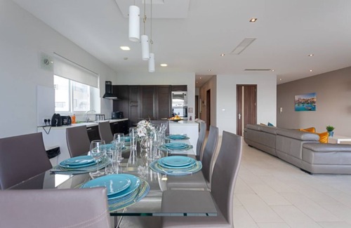 San Tumas Apartment | A 3 marvellous 3 Bedroomed at the Waters Edge with use of two pools!