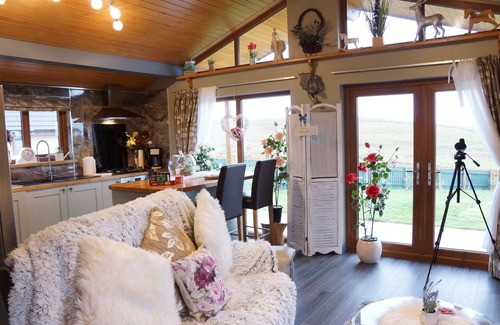 Clachtoll House | A 3 minute walk to the beach, beautiful mountains and Lochs