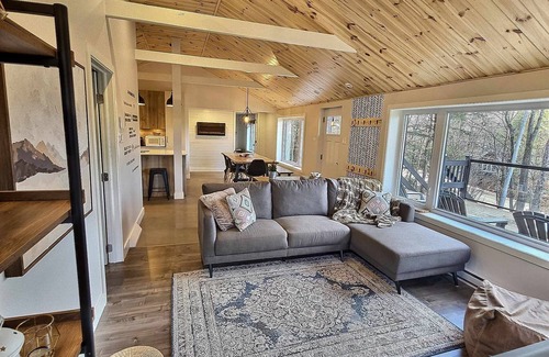 Gore Ski Chalet | A 30 Minutes de St-sauveur, Chalet Tout Équipé, Spa, Bord de lac
