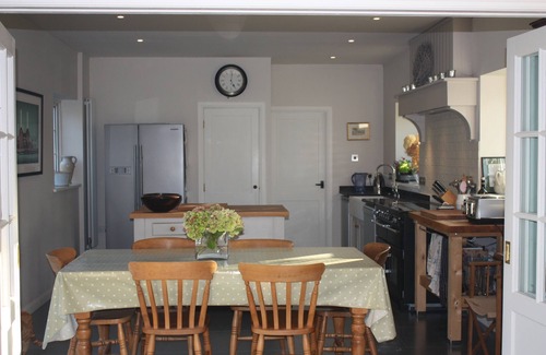 East Ashling House | A 5 bedroom converted barn with hot tub - between the sea and the Downs