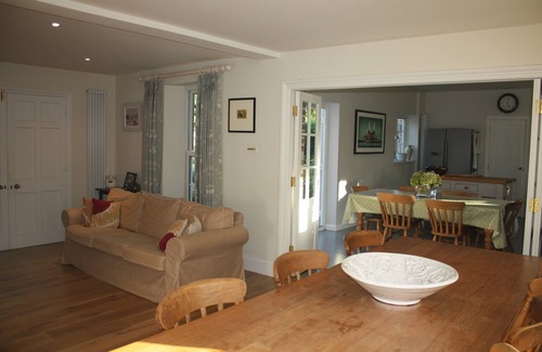 East Ashling House | A 5 bedroom converted barn with hot tub - between the sea and the Downs