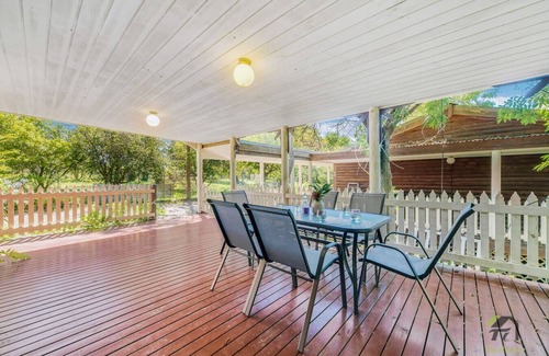 Kurrajong House | A 6-bedroom home that accommodates 16 people, featuring a home cinema and air conditioning