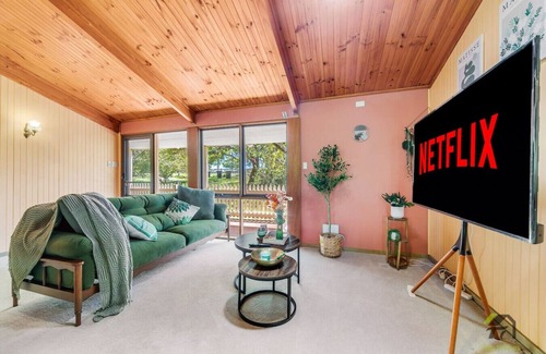 Kurrajong House | A 6-bedroom home that accommodates 16 people, featuring a home cinema and air conditioning