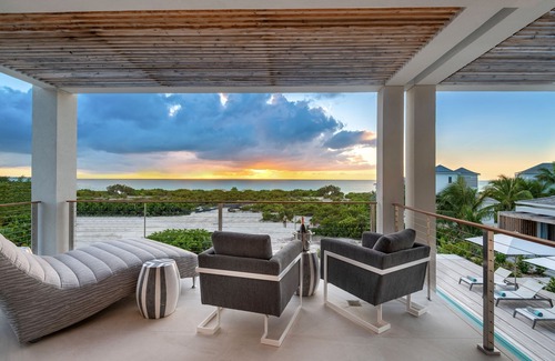 Providenciales Villa | A 6 bedroom nice holiday villa with cottage