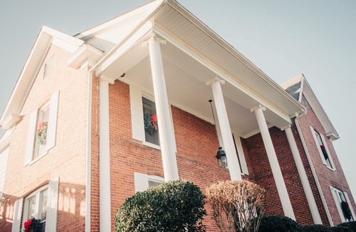 Shawanee House | A beautiful colonial house with breathtaking views of the Cumberland Gap Mnts!