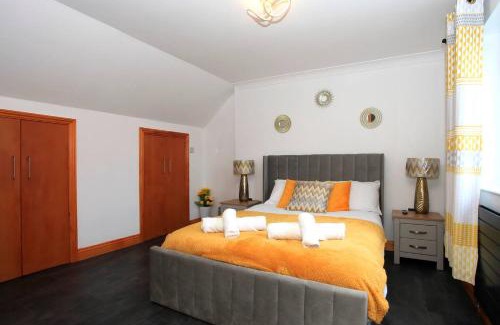 Peterborough House | A Beautiful Gem For Large Groups In Prime Location