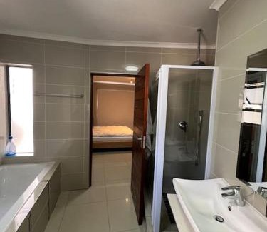 Kempton Park House | A beautiful modernize 4 bedrooms stand alone house