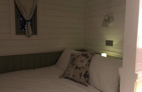 Lyneham Cabin | A beautiful Railway Carriage, with stunning views & use of the Ndoro Pool.