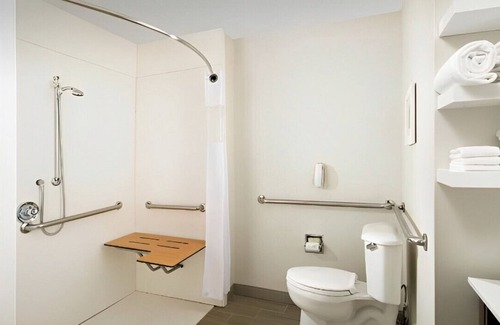 I-435 West KC-KS House | A Blissful Vacation for Couples! Free Breakfast