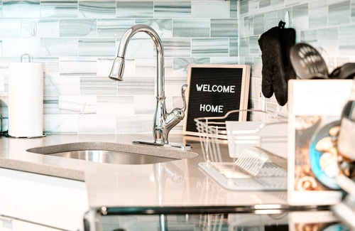 Mill River Apartment | A brick's throw away to Sally's Apizza!