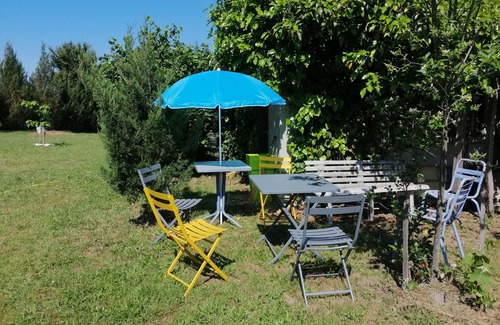 Dommartin House | A bright and relaxing room in an idyllic setting for holidaymakers and students.